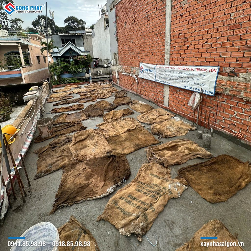 Bao che, tưới ẩm bảo dưỡng bê tông sàn