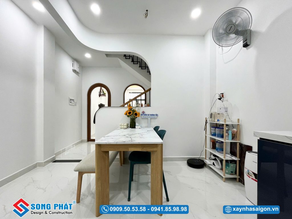 Đường nét uốn cong tạo điểm nhấn cho không gian bếp ăn