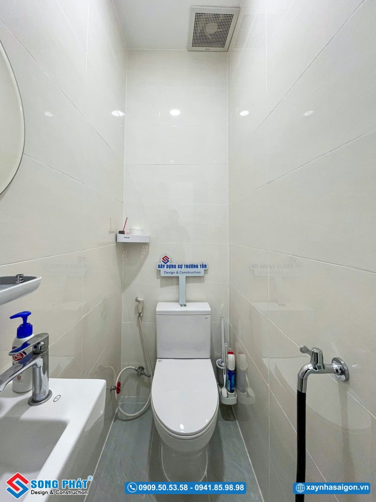 Không gian phòng vệ sinh nhỏ gọn nhưng vẫn đảm bảo tiện nghi trong sinh hoạt của gia đình