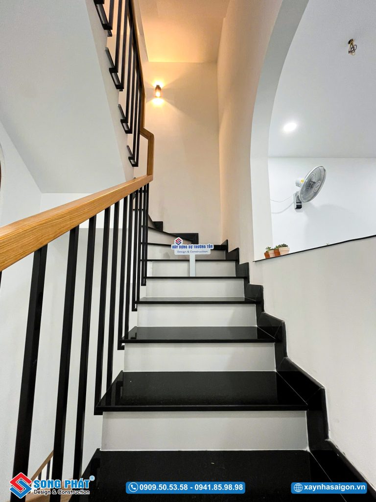 Cầu thang đá đen kim sa trung kết hợp đá marble trắng mang lại cảm giác tinh tế