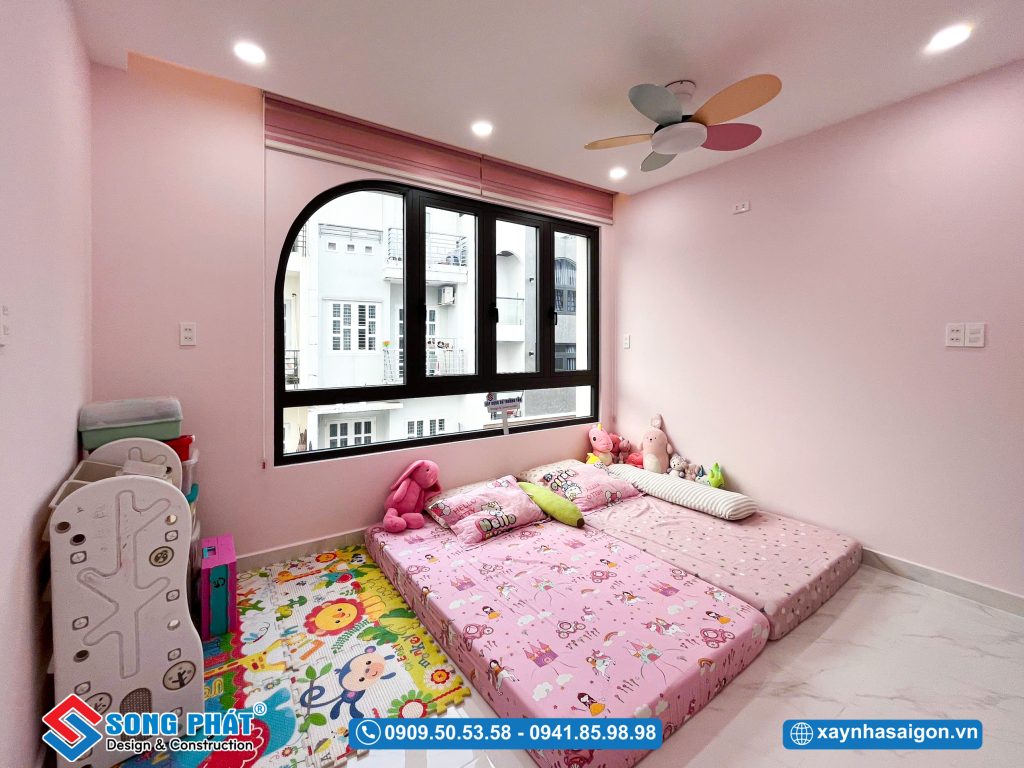 Phòng ngủ cho bé được thiết kế với tone hồng yêu thích của con