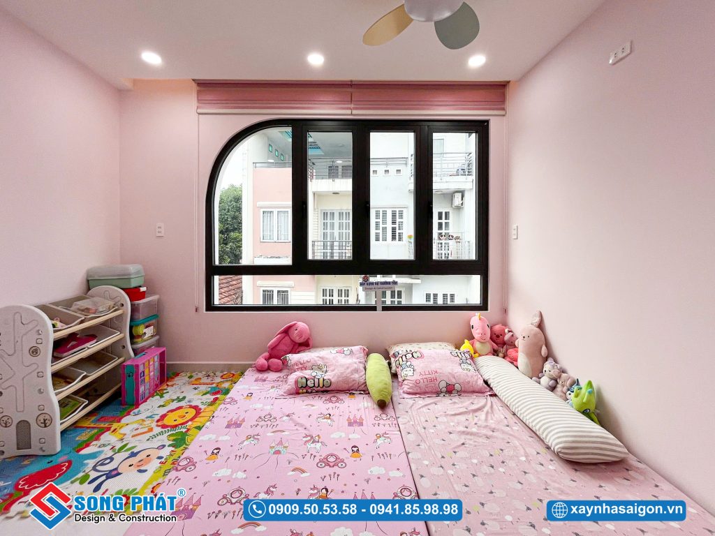 Đường cong tinh tế của cửa sổ tạo điểm nhấn cho không gian phòng ngủ