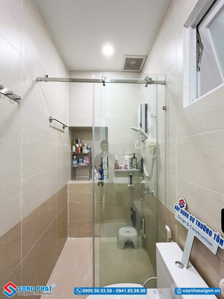 Phòng vệ sinh kết hợp khu tắm đứng tiện nghi