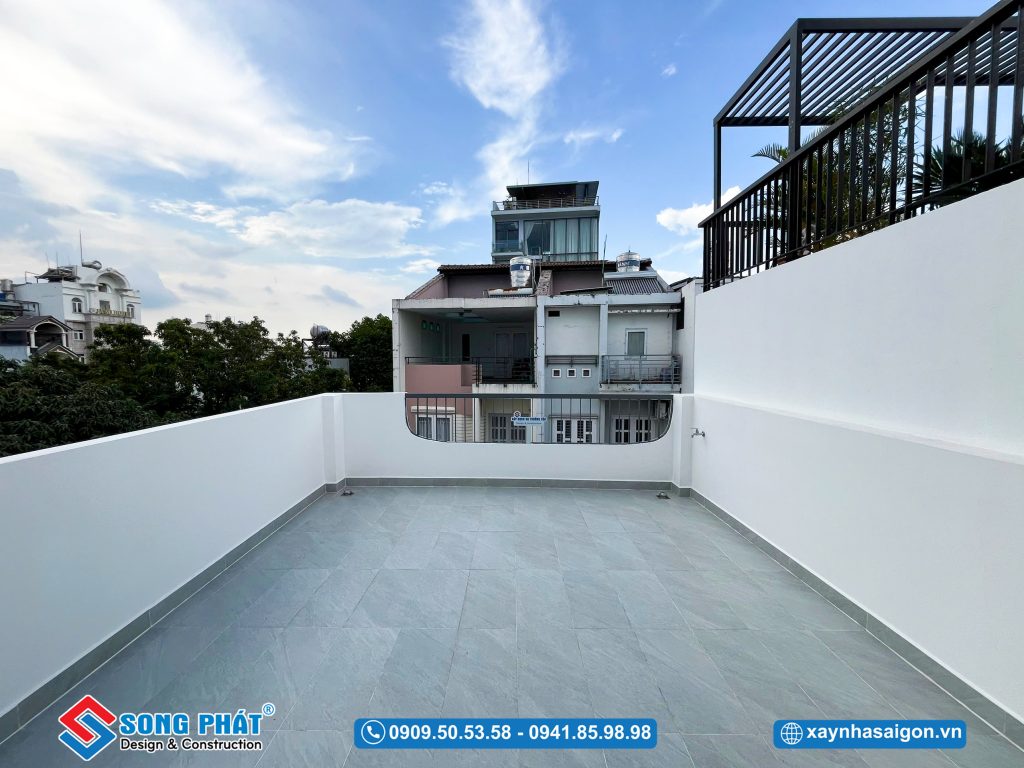 Sân thượng trước thoáng sáng mang lại cảm giác thoải mái
