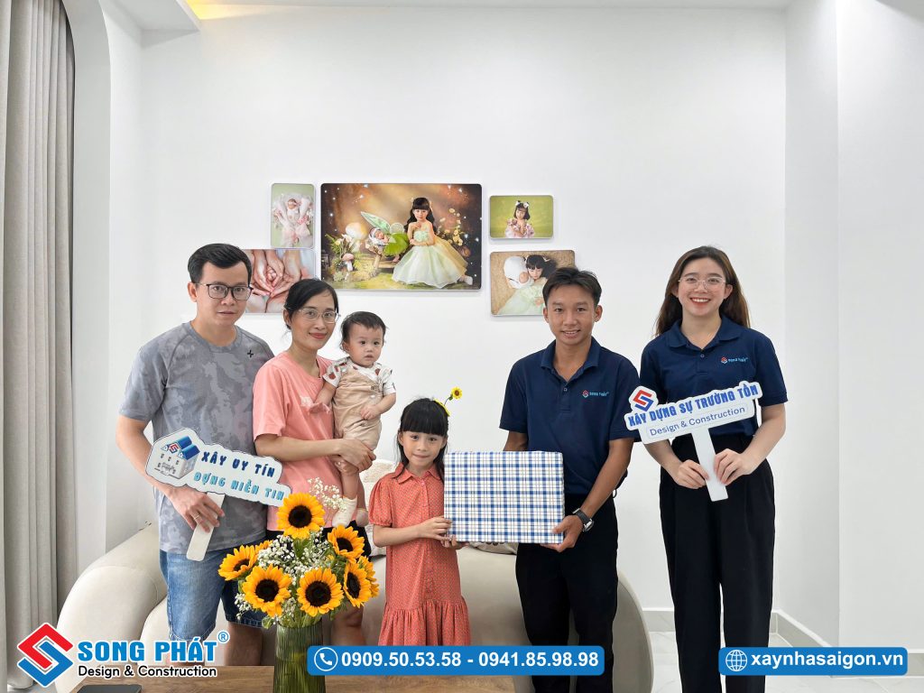 Đội ngũ Song Phát đến bàn giao và tặng quà cho gia đình chị Vân