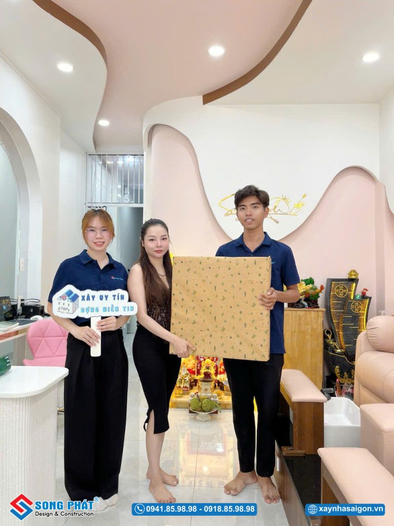 Đội ngũ Song Phát đến trao quà bàn giao cho gia đình anh Luân