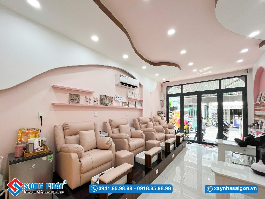 Góc nhìn hướng ra cửa kính giúp không gian đón sáng tự nhiên, tạo cảm giác thoáng đãng và dễ chịu khi trải nghiệm.