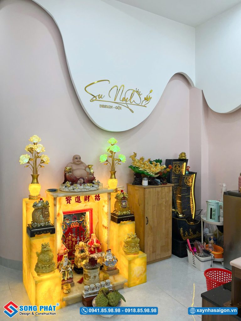 Khu vực bàn thờ Thần Tài được bố trí trang trọng, gọn gàng, mang ý nghĩa thu hút tài lộc và may mắn trong kinh doanh.