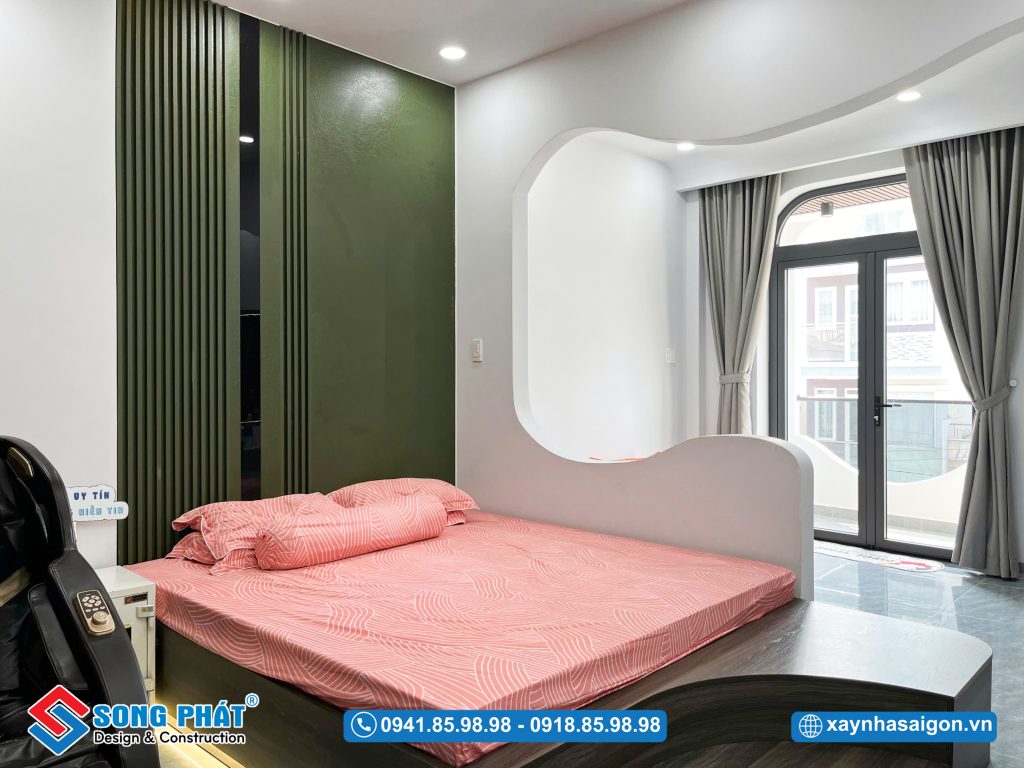 Góc nhìn hướng ra cửa ban công, tận dụng tối đa ánh sáng tự nhiên, mang lại không gian thoáng đãng và dễ chịu.