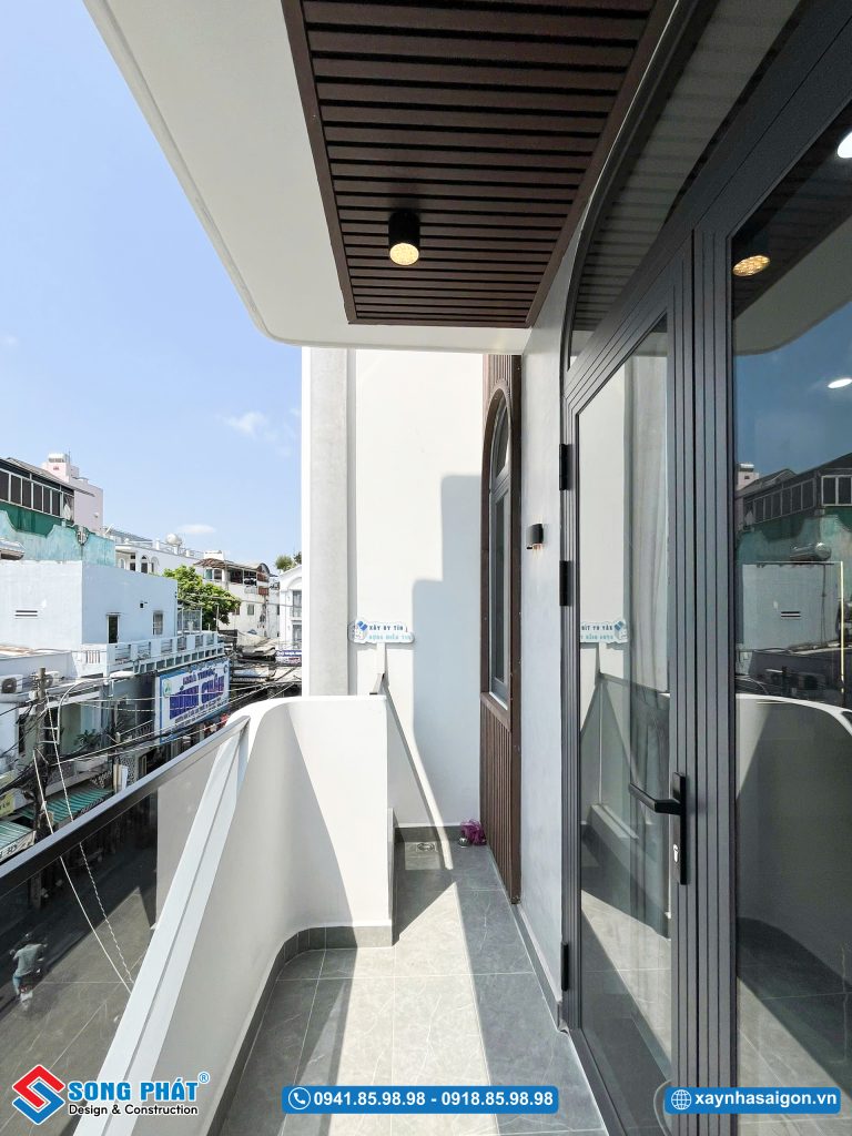 Ban công thoáng đãng, đón gió và ánh sáng tự nhiên, tạo không gian thư giãn nhẹ nhàng.