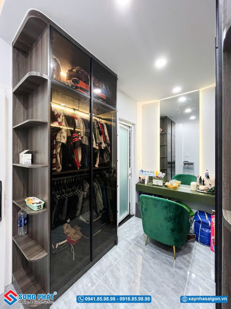 Không gian bàn trang điểm kết hợp tủ quần áo bố trí gọn gàng, tiện nghi, tối ưu lưu trữ và sử dụng hằng ngày.