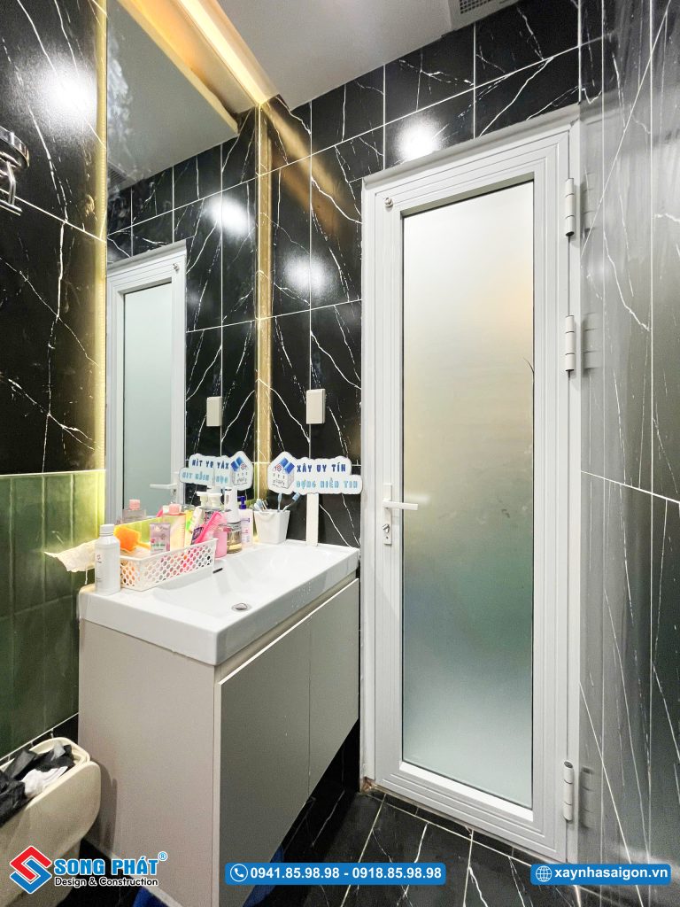 Nhà vệ sinh thiết kế gọn gàng, sạch sẽ, đảm bảo tiện nghi và dễ sử dụng hằng ngày.