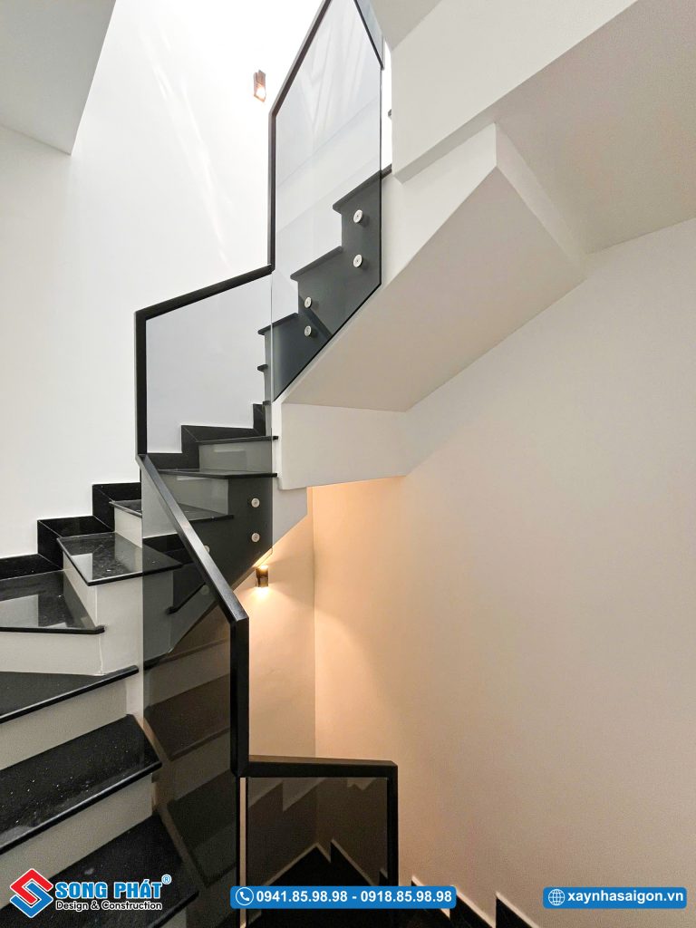 Cầu thang thiết kế gọn gàng, đảm bảo lưu thông thuận tiện, kết hợp thẩm mỹ hài hòa với tổng thể không gian.