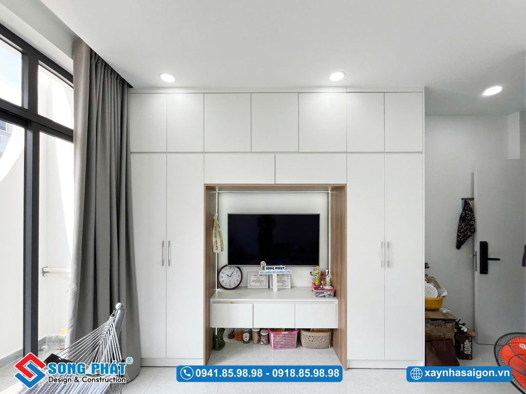 Kệ tủ quần áo tích hợp kệ tivi ở trung tâm, bố trí khoa học, tối ưu không gian và tiện nghi sử dụng.