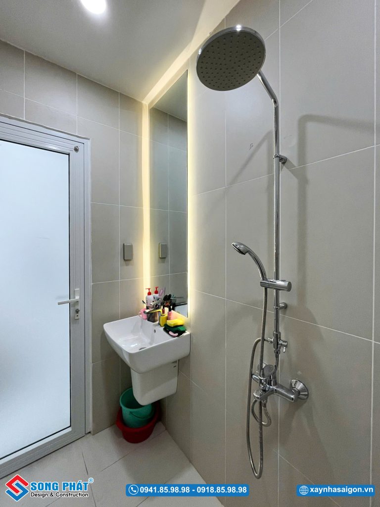 Nhà vệ sinh bố trí hợp lý, sạch sẽ, đảm bảo tiện nghi và dễ sử dụng.