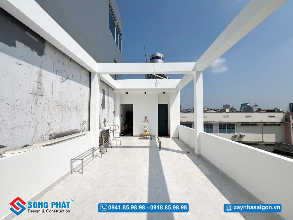 Sân thượng rộng rãi, thông thoáng, phù hợp thư giãn và tận dụng đa dạng nhu cầu sử dụng.