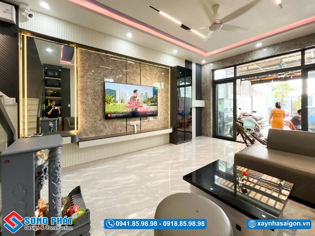 Phòng khách thoáng sáng nhờ hệ cửa kính lớn