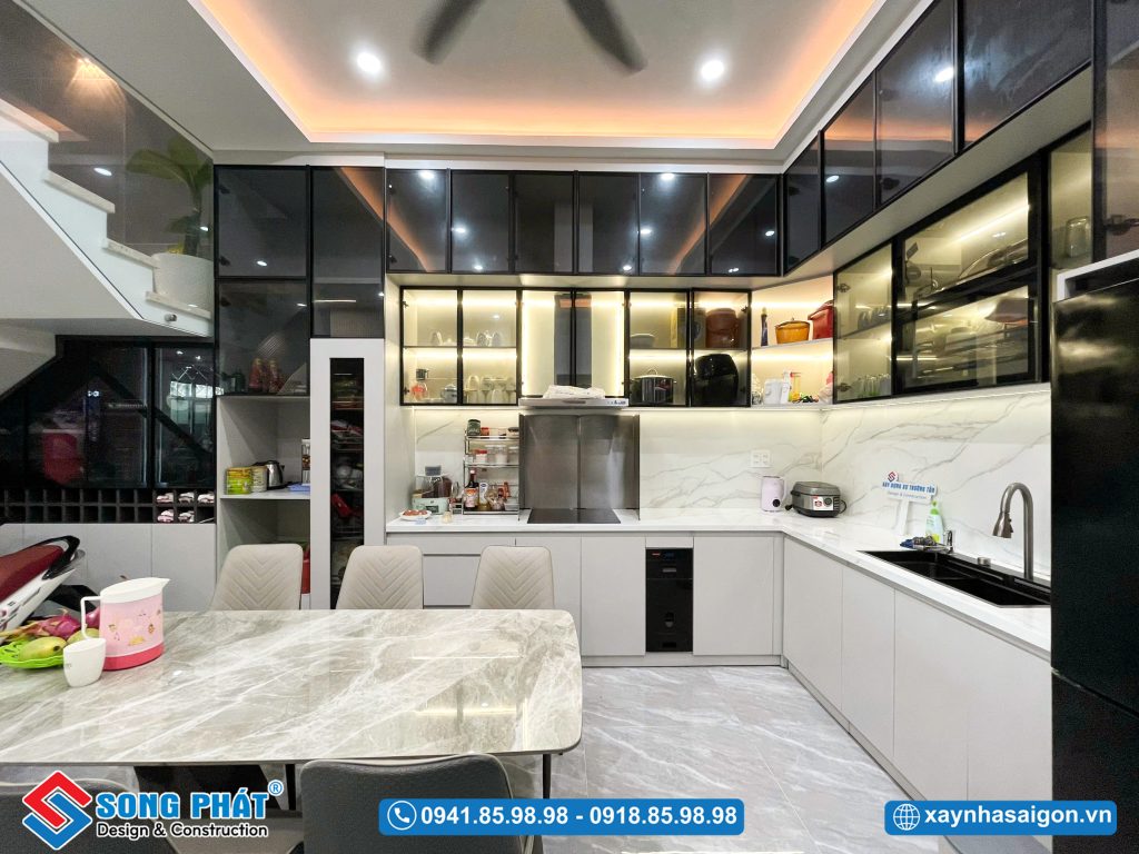 Không gian bếp tiện nghi với hệ tủ bếp kịch trần