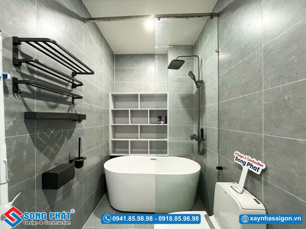 Phòng tắm kết hợp khu tắm đứng và bồn tắm tiện nghi