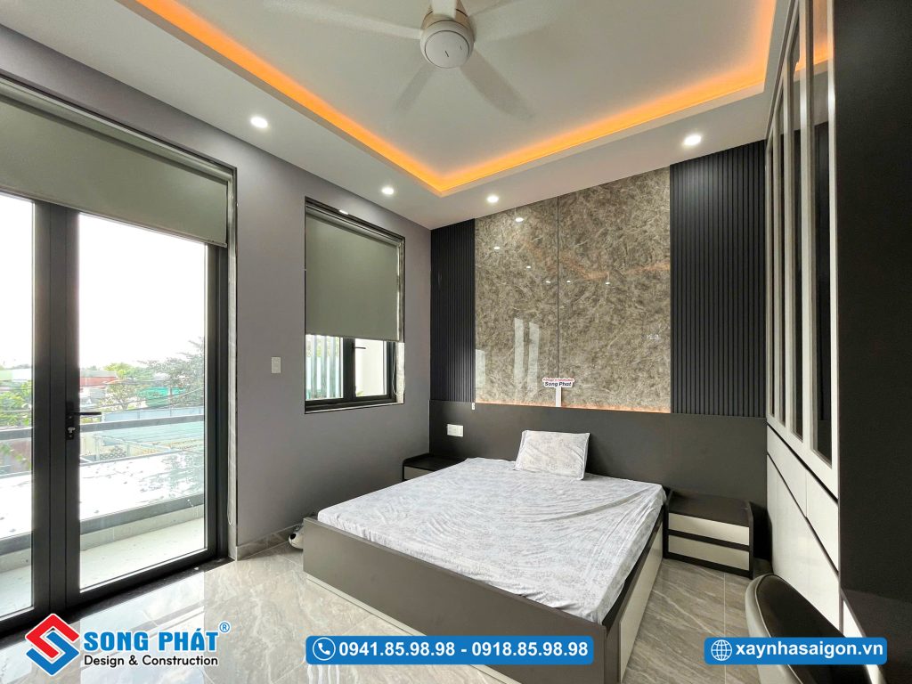 Phòng ngủ phía trước lầu 1 thoáng đạt với hệ cửa kính lớn dẫn ra ban công