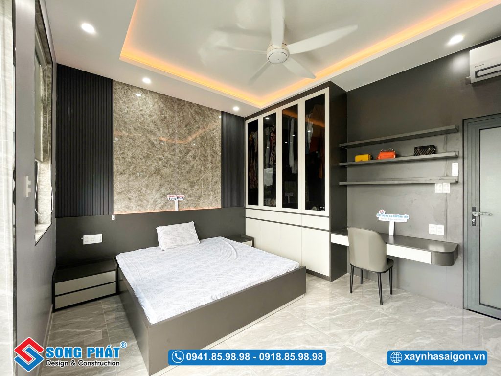 Tủ quần áo kịch trần cùng tone màu với hệ bàn trang điểm tạo điểm nhấn đồng bộ cho không gian