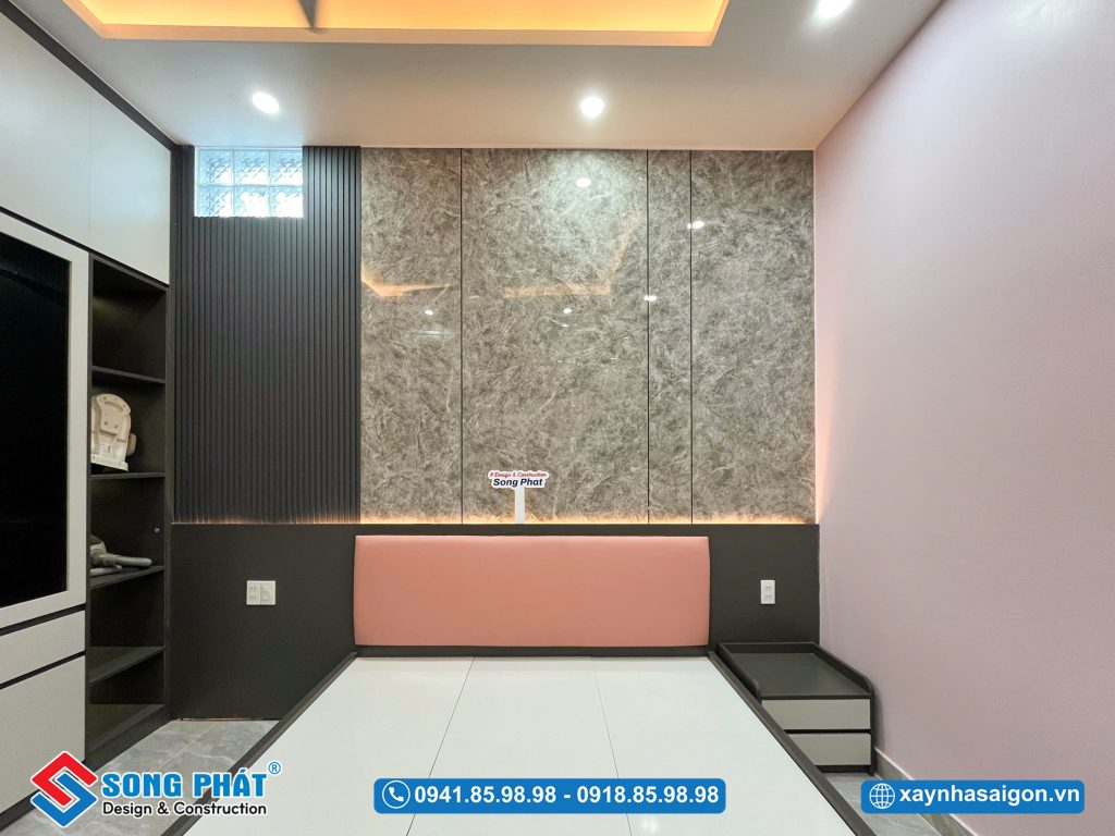 Phòng ngủ phía sau được thiết kế với tone hồng nhẹ nhàng