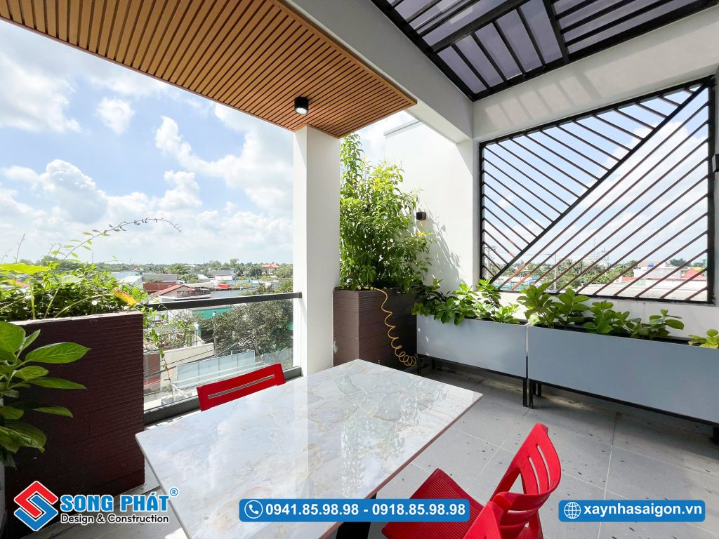 Sân trước ấn tượng với khoảng xanh tươi mát