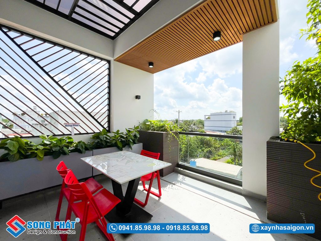 Hệ lam gỗ tạo điểm nhấn thẩm mỹ cho trần ban công