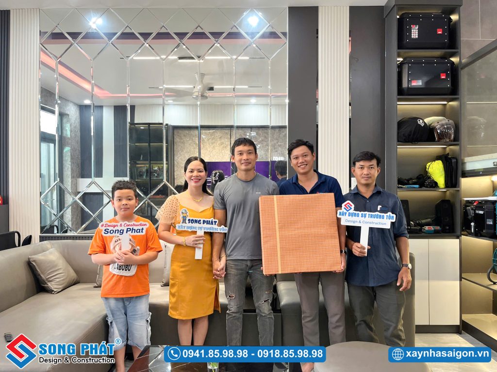 Đội ngũ Song Phát đến bàn giao và tặng quà kỉ niệm cho gia đình anh Tòng