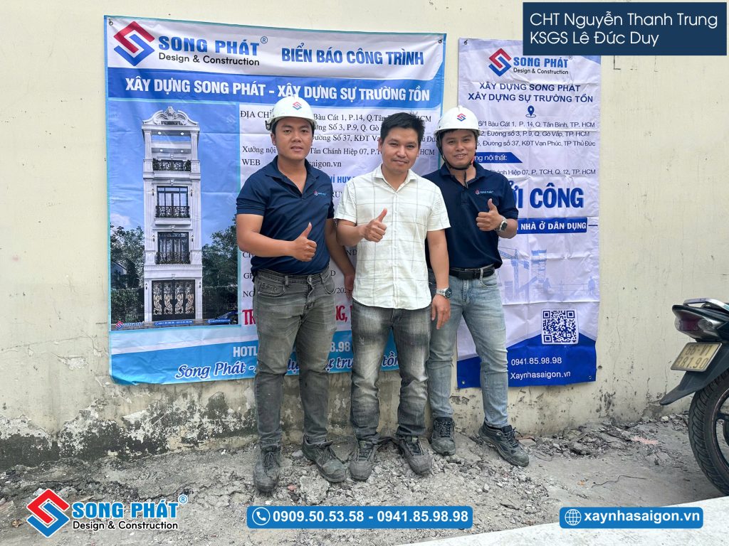 CĐT cùng đội ngũ Song Phát trong buổi định vị công trình 