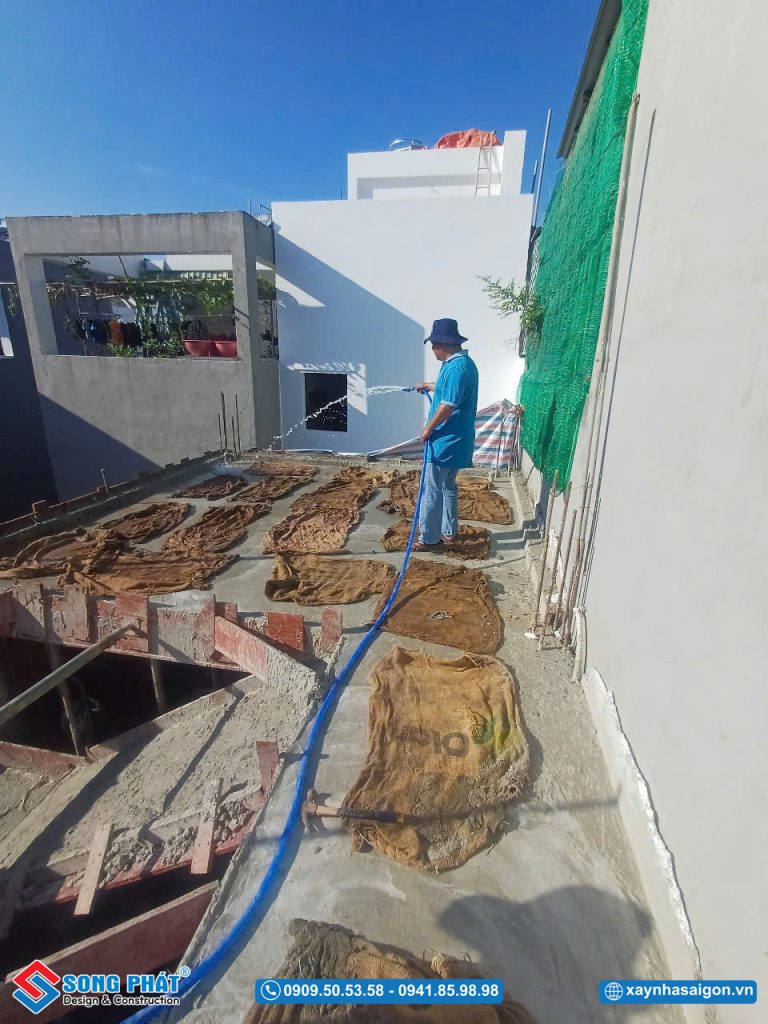 Bao che, tưới ẩm bảo dưỡng bê tông sàn 