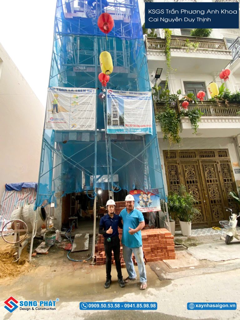 Mặt tiền ngôi nhà đang trong quá trình thi công
