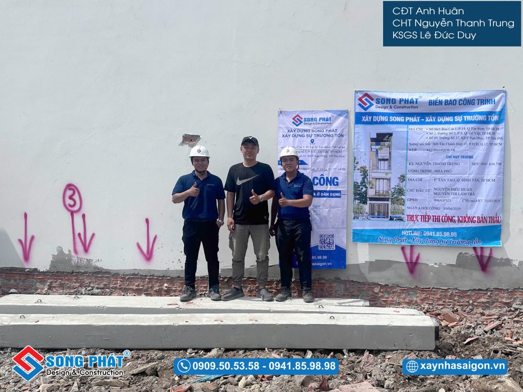 CĐT Anh Huân và đội ngũ Song Phát trong buổi định vị công trình