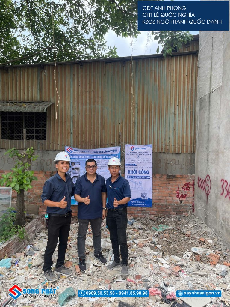 Anh Phong cùng đội ngũ Song Phát trong buổi định vị công trình 