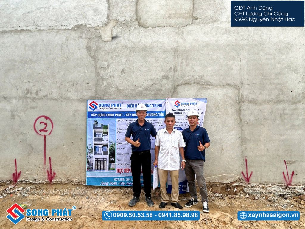 Anh Dũng cùng đội ngũ Song Phát trong buổi định vị công trình