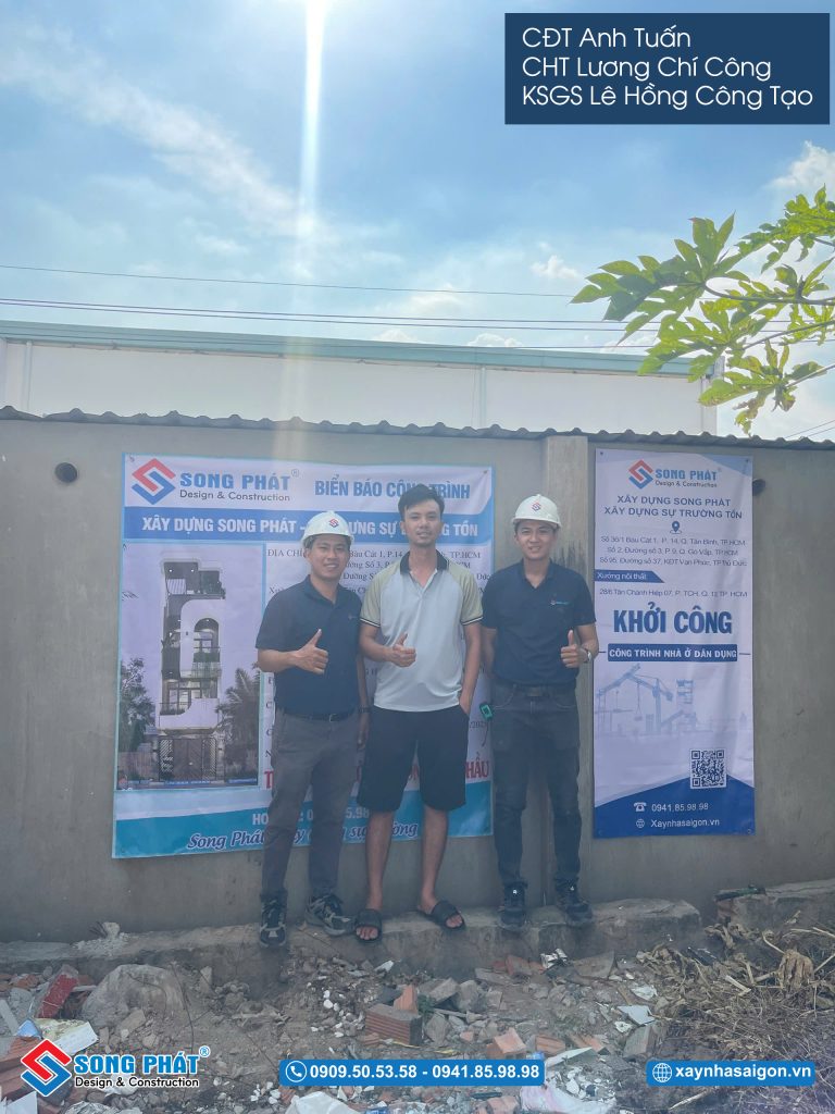 CĐT Anh Tuấn cùng đội ngũ Song Phát trong buổi định vị công trình