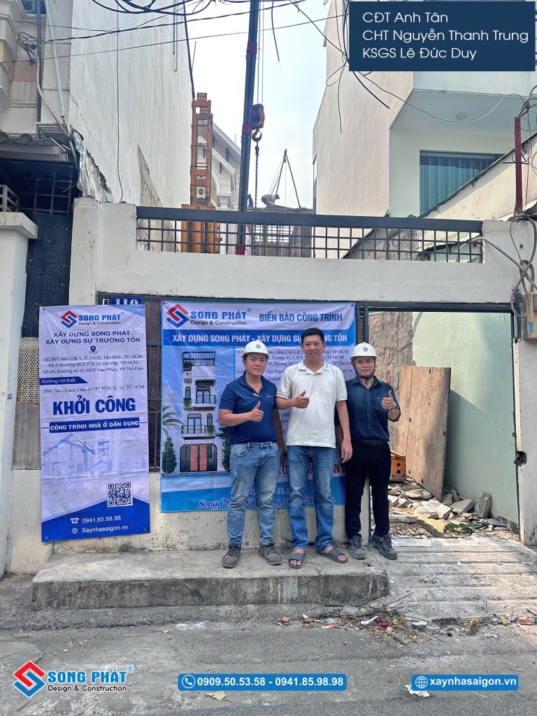 Anh Tân cùng đội ngũ Song Phát trong buổi khởi công 