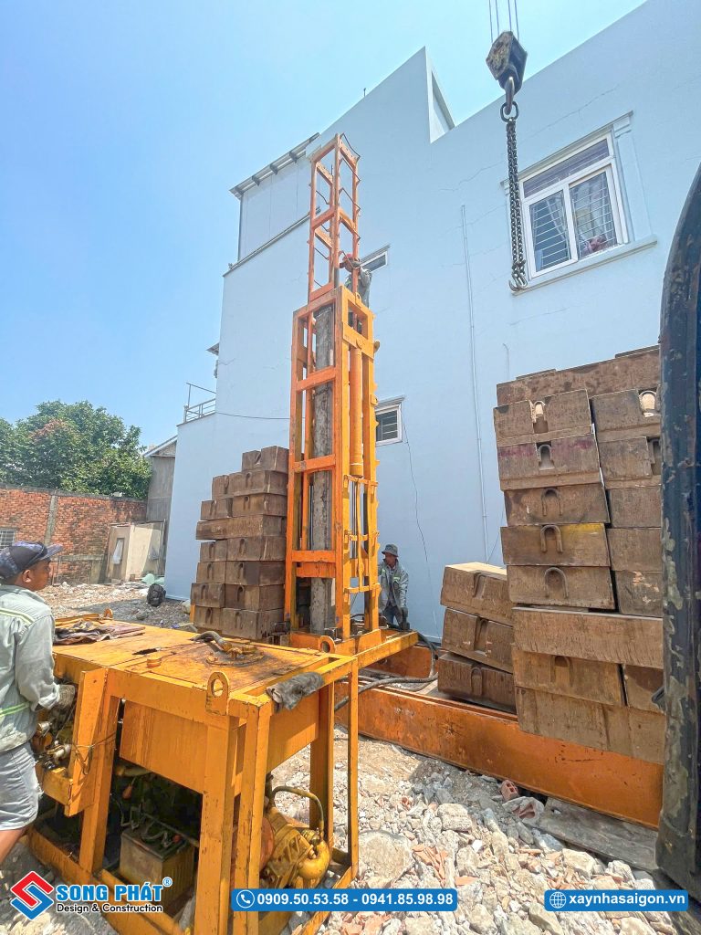 20/03 Thi công ép cọc tải cho ngôi nhà 