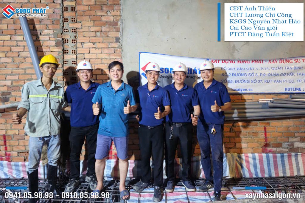 CĐT Anh Thiện cùng đội ngũ Song Phát nghiệm thu thép sàn, giám sát quá trình đổ bê tông