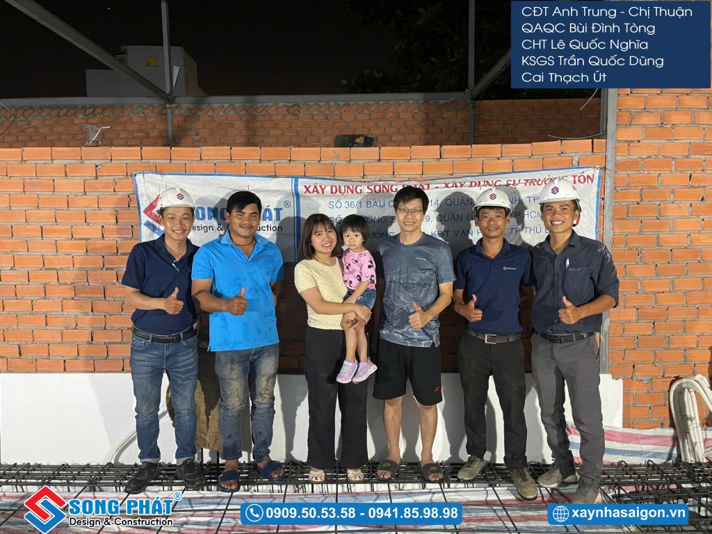 Gia đình chị Thuận cùng đội ngũ Song Phát nghiệm thu thép sàn, giám sát quá trình đổ bê tông 