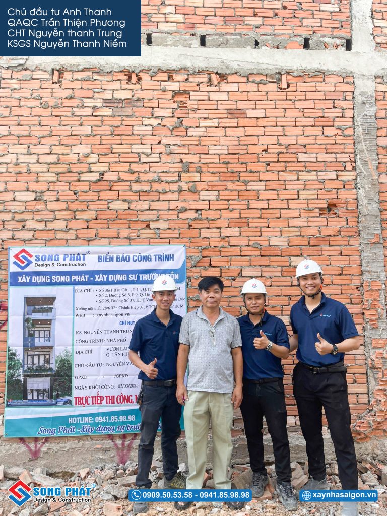 Chủ đầu tư anh Thanh cùng đội ngũ Song Phát trong buổi định vị công trình 