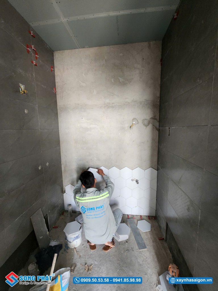 21/02 Ốp gạch trang trí WC lầu 2