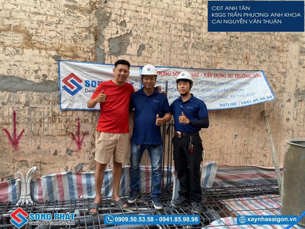Anh Tân cùng đội ngũ Song Phát nghiệm thu thép sàn, giám sát quá trình đổ bê tông