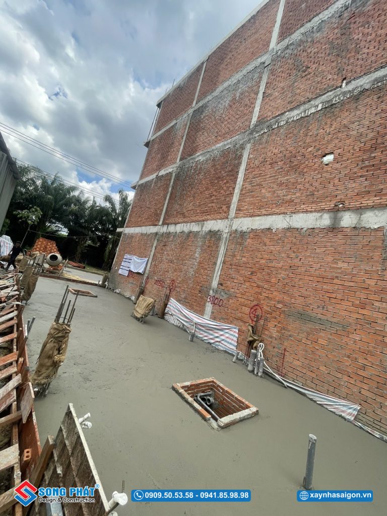 Hoàn thiện đổ bê tông sàn lầu 2 