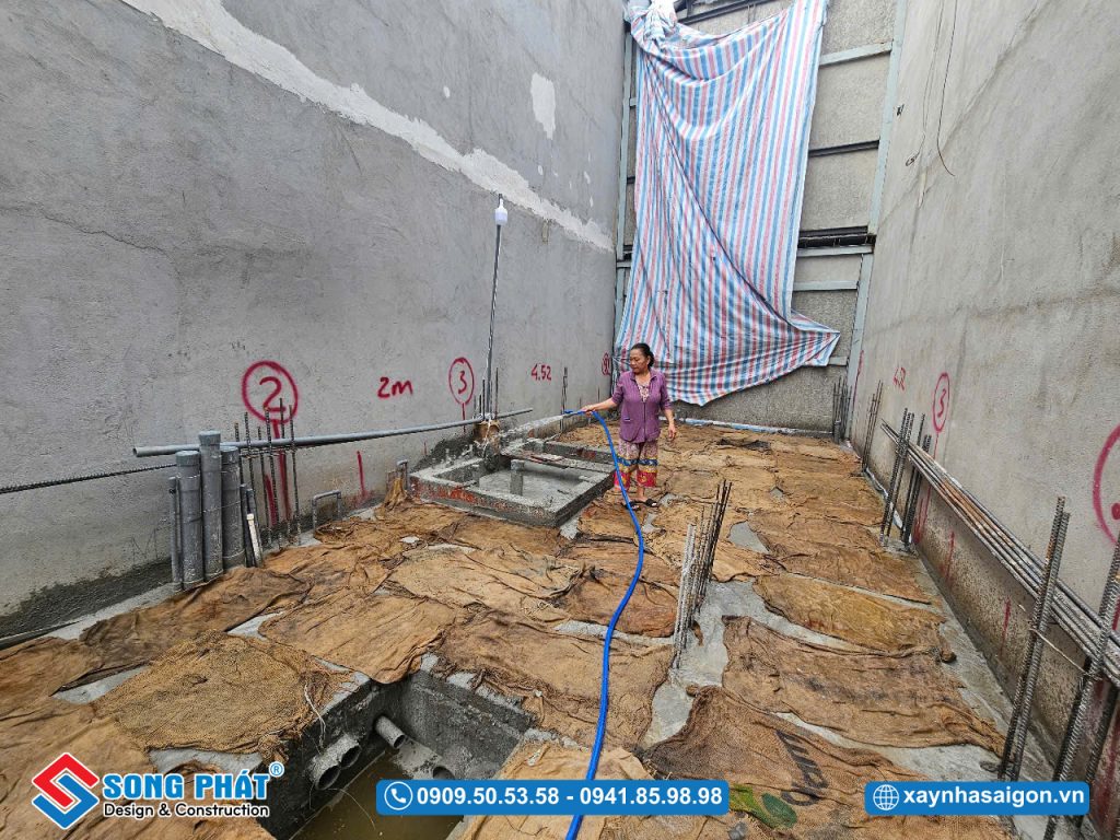 Bao che, tưới ẩm bảo dưỡng bê tông sàn 