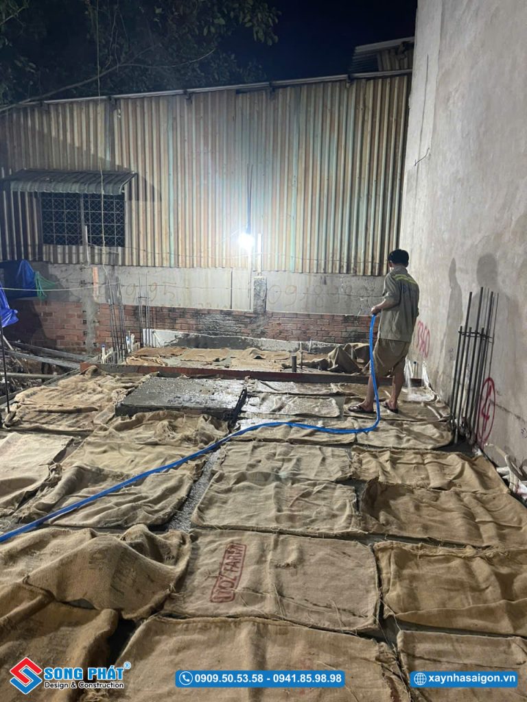 Bao che, tưới ẩm bảo dưỡng bê tông sàn 