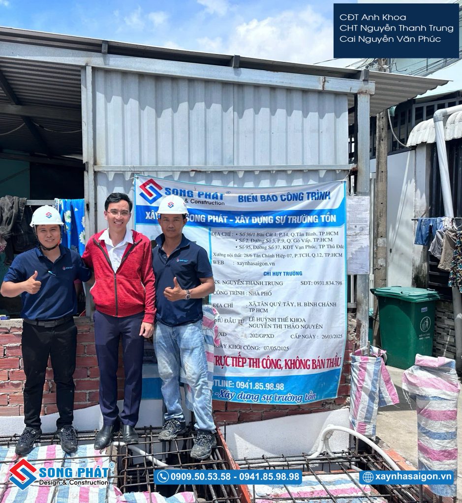 CĐT Anh Khoa cùng đội ngũ Song Phát nghiệm thu thép sàn, giám sát quá trình đổ bê tông