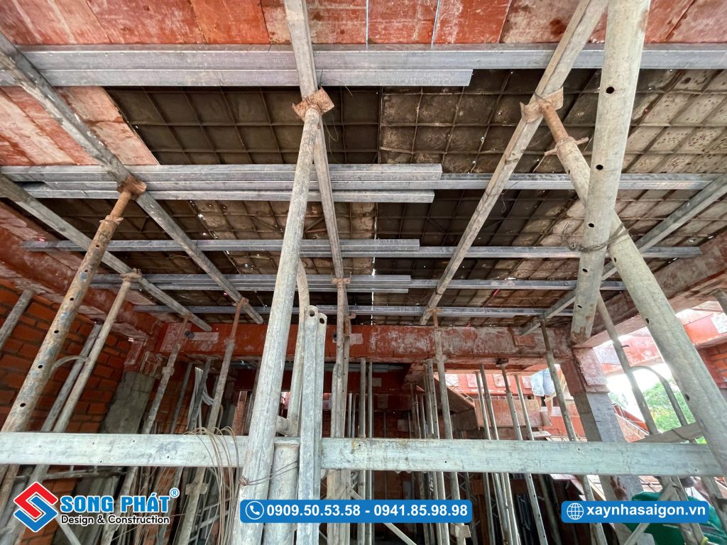 24/05 Lắp đặt coffa dầm sàn lầu 1 