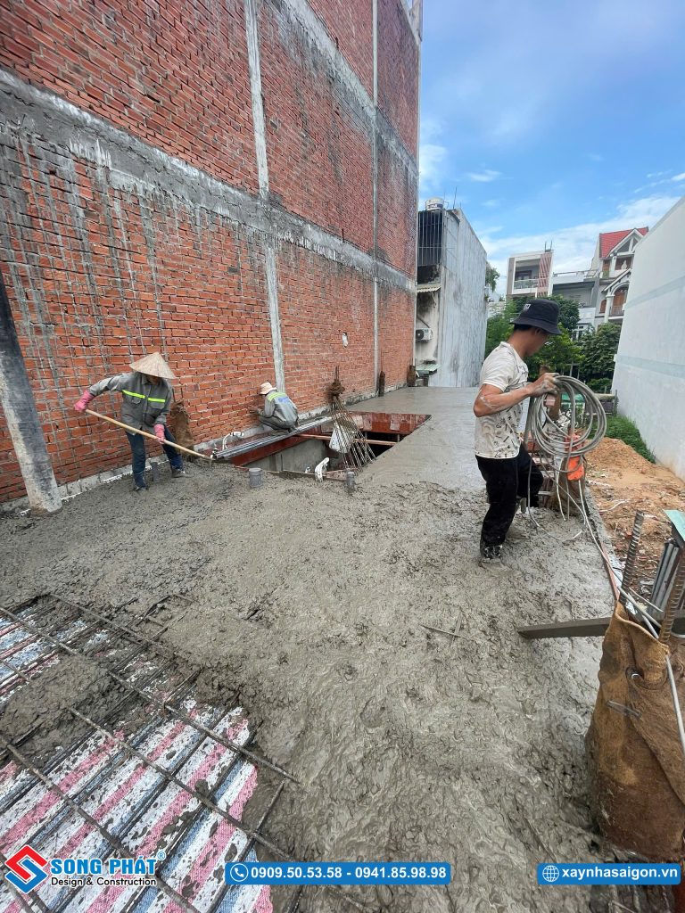 Tiến hành đổ bê tông sàn lầu 1 