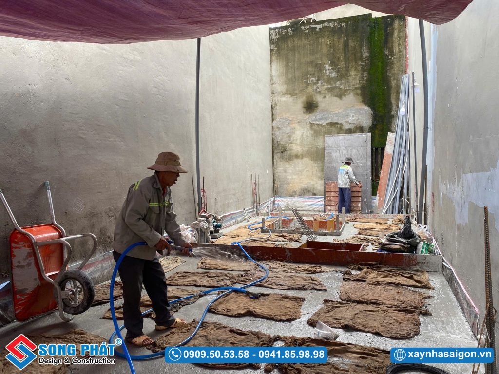 Bao che, tưới ẩm bảo dưỡng bê tông sàn 